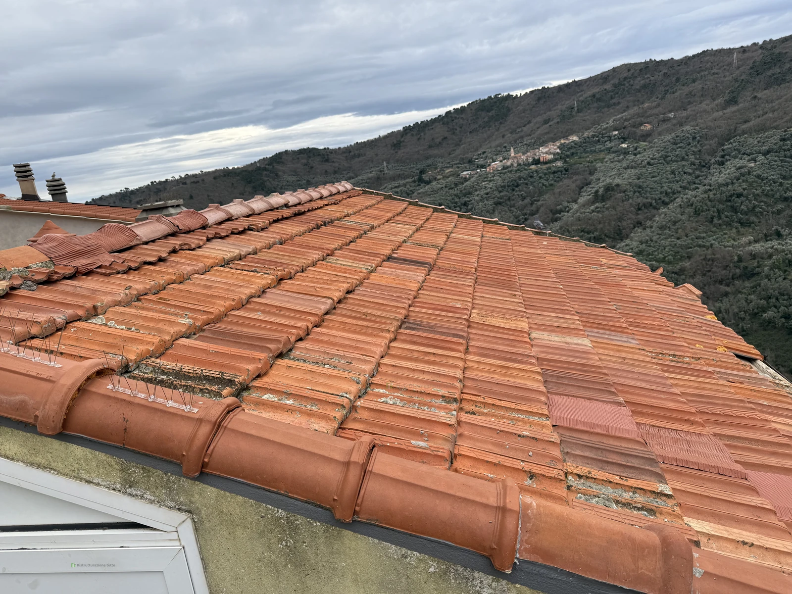 Prima vista del manto di copertura esistente a Pietrabruna