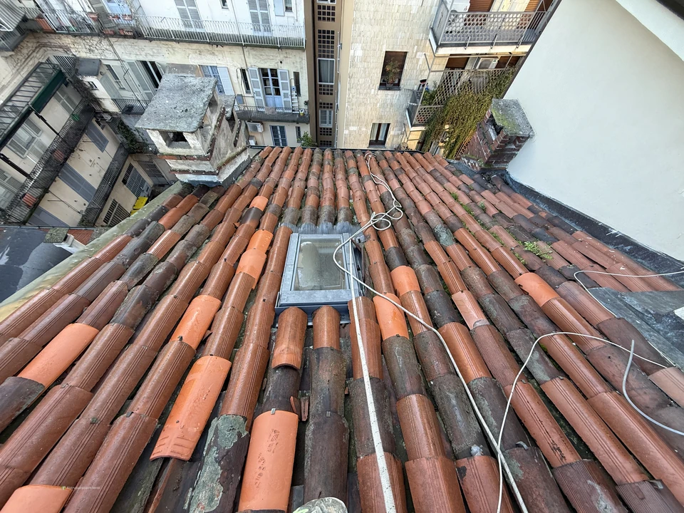 Copertura prima del ripasso del tetto a Torino